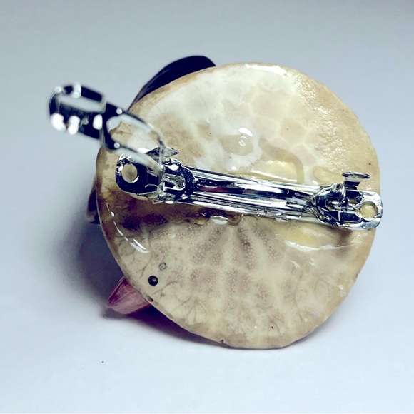 Handcrafted Shell Hair Clip - Picture 5 of 5